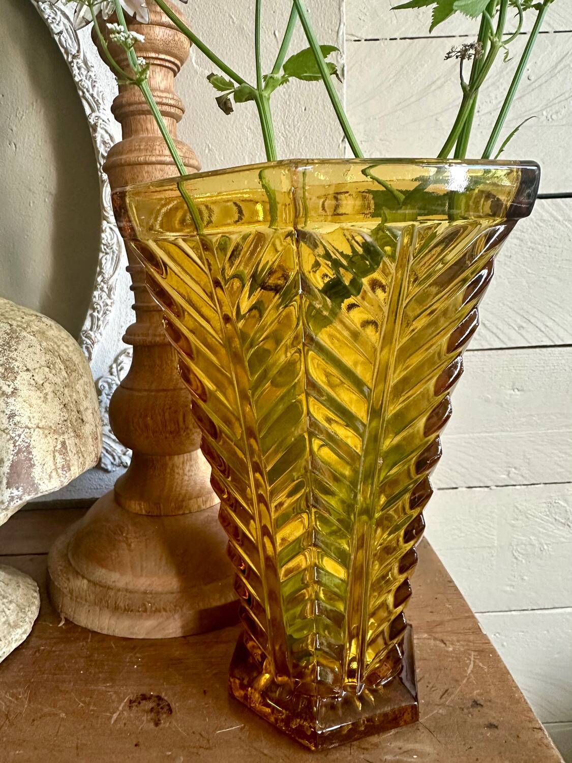 Vase art déco en verre ambré