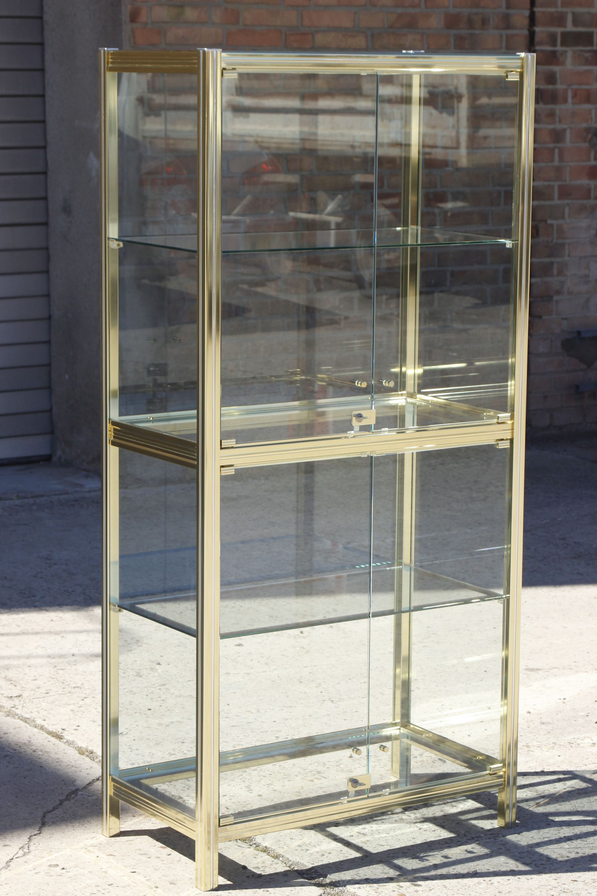 Vitrine vintage en laiton doré et verre, 1970s