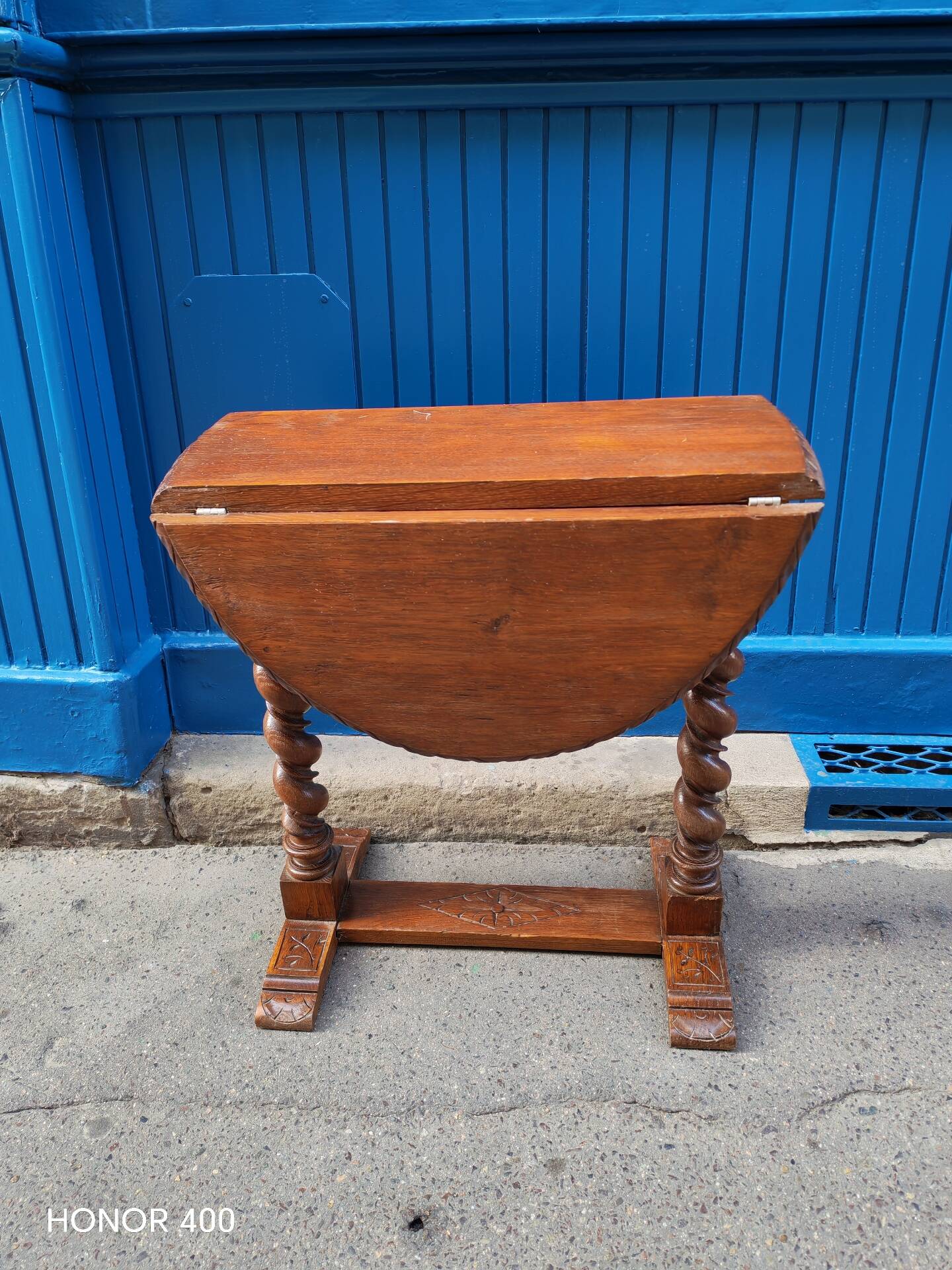 Drop-leaf coffee table