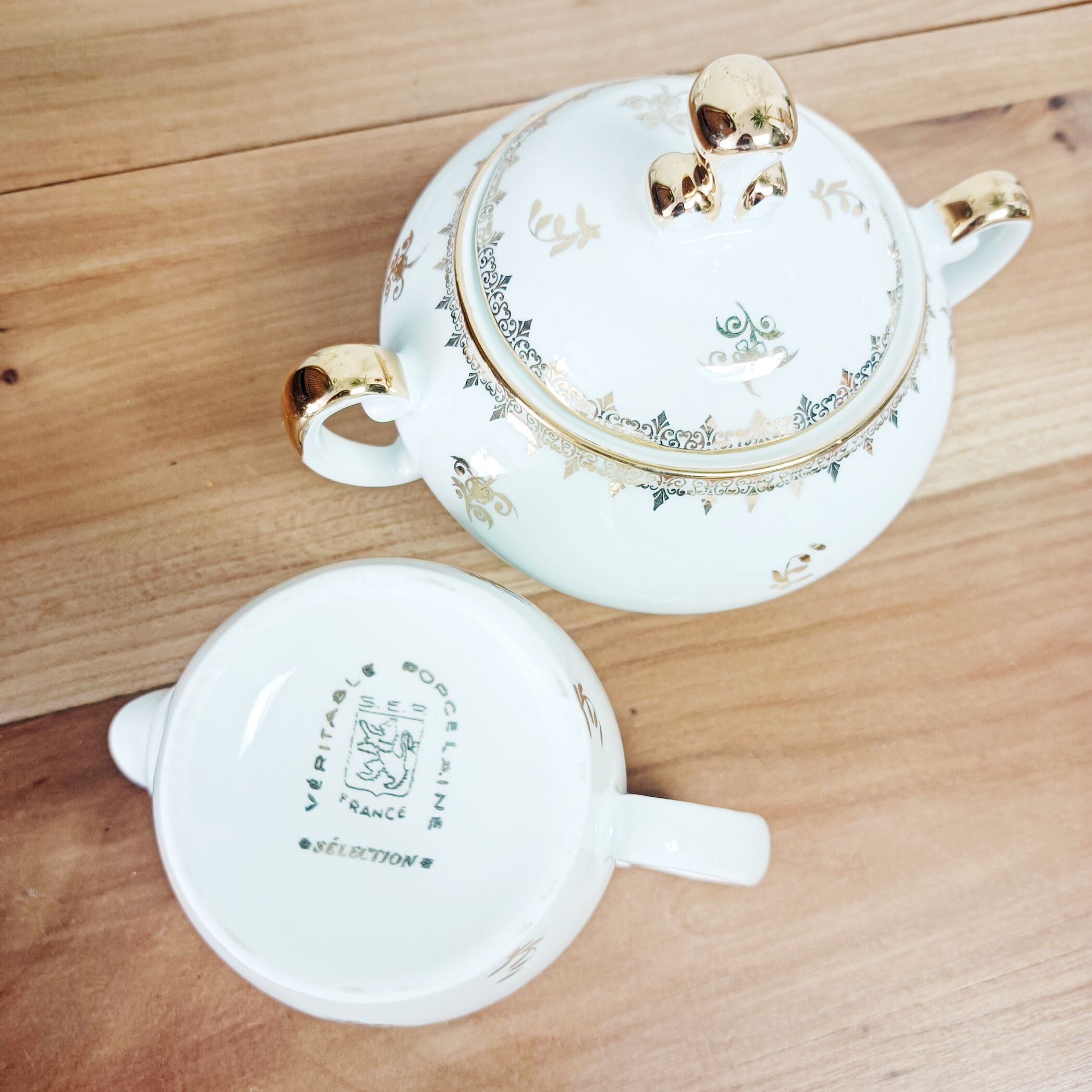 Coffee set in white and gold porcelain