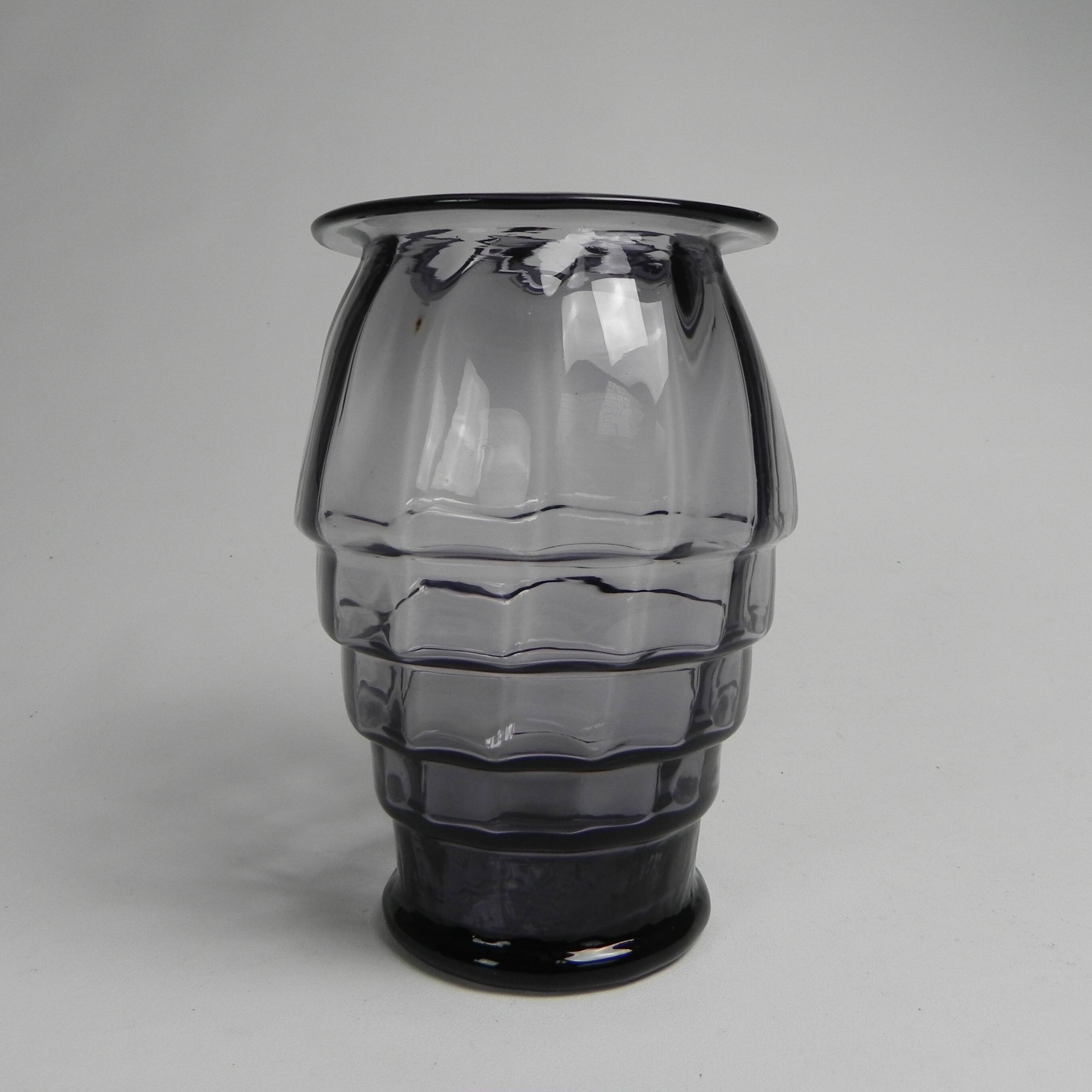 Art Deco vase with twisted vertical bands, Doyen style, 1930s.