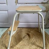 Ancien escabeau d’atelier relooké – bois clair et structure crème