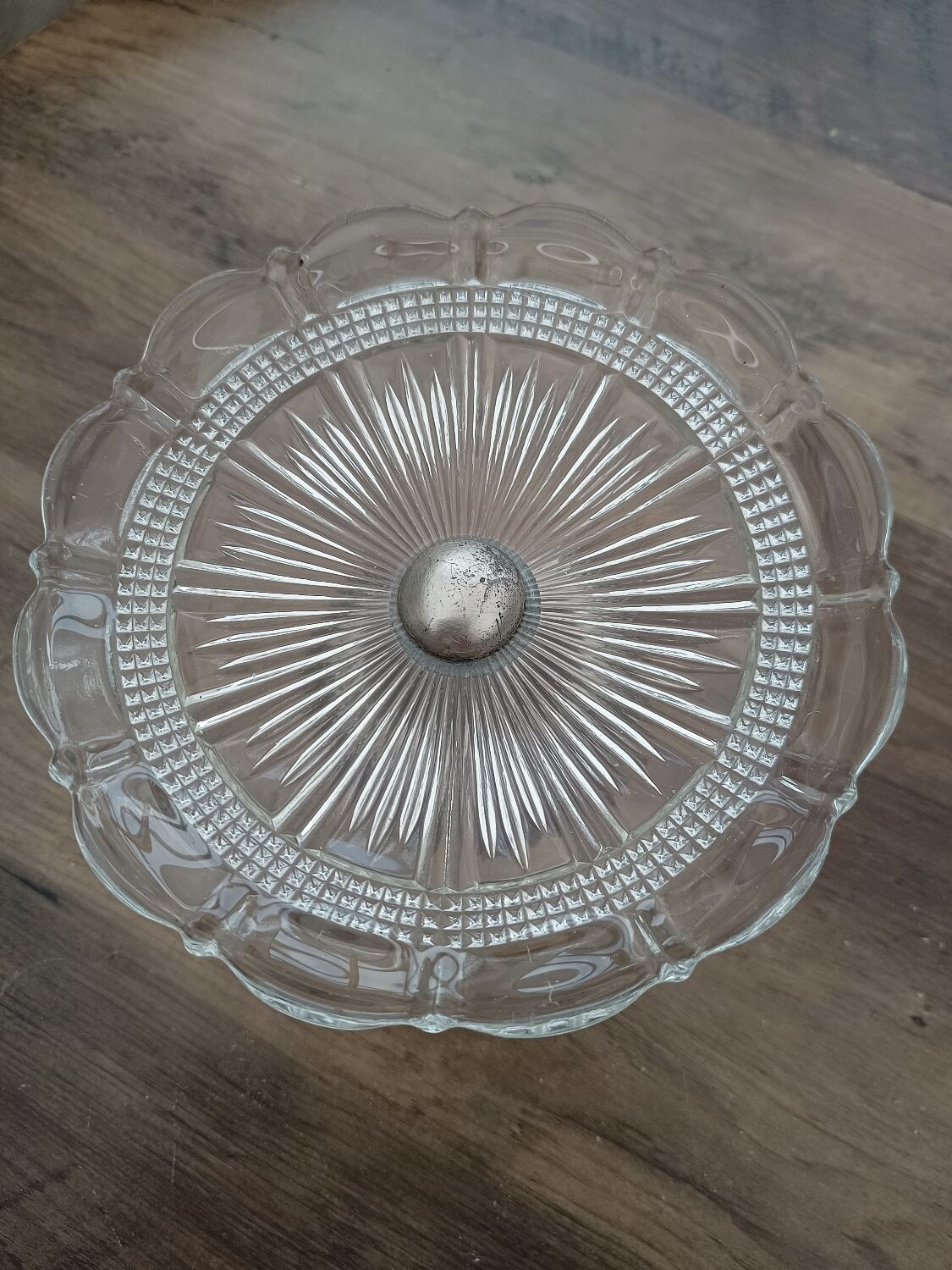 Compotier in molded glass and regulated foot