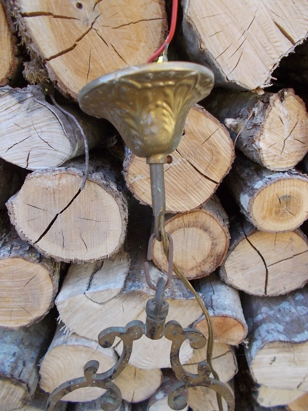 Suspension in white opaline