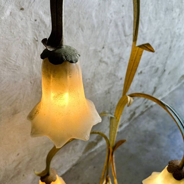 Lampadaire floral élégant en tôle d'acier avec pendentifs en verre, milieu du siècle, France 1980