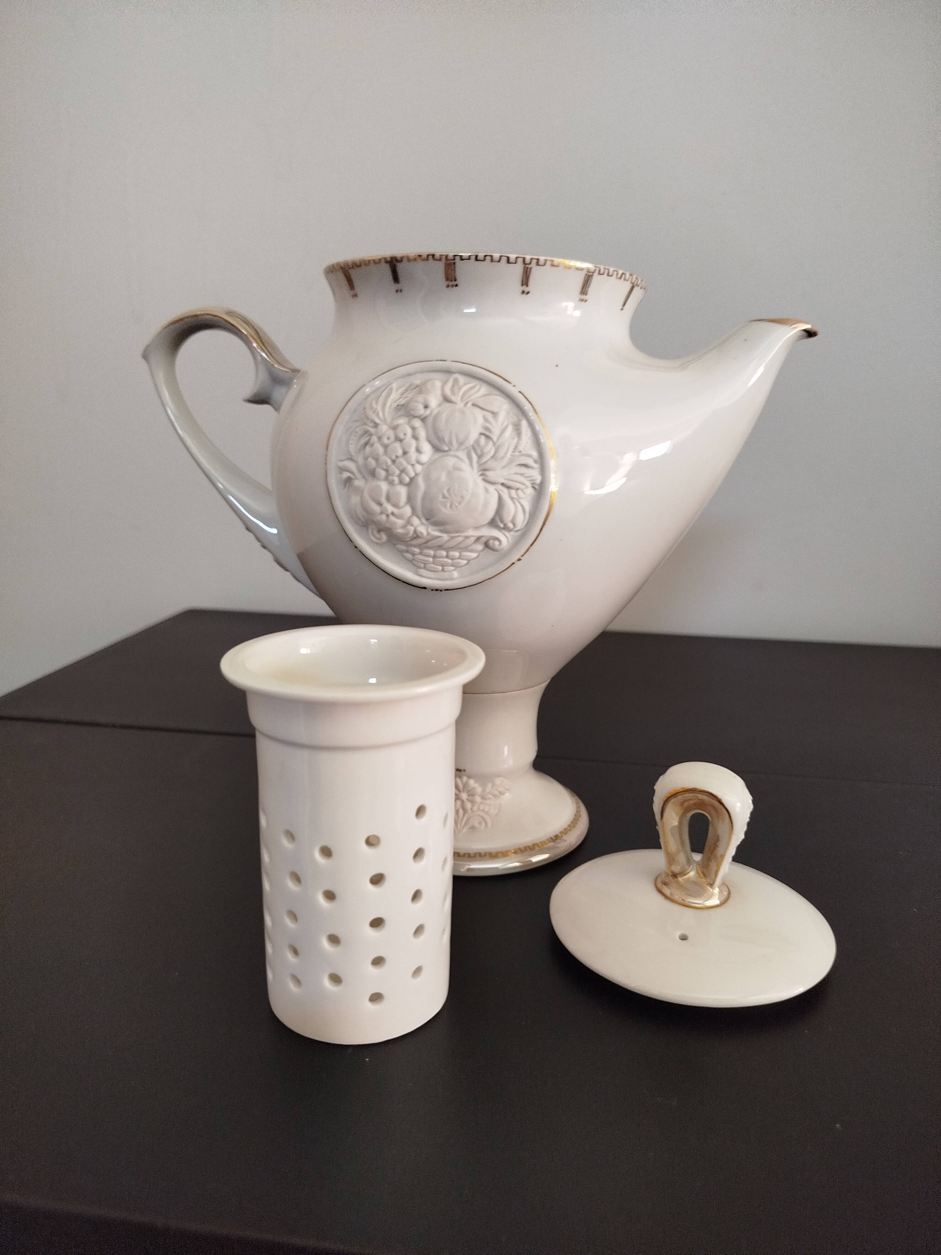 Service en porcelaine d’art relief 16 pièces signé DR – 1991 design studio