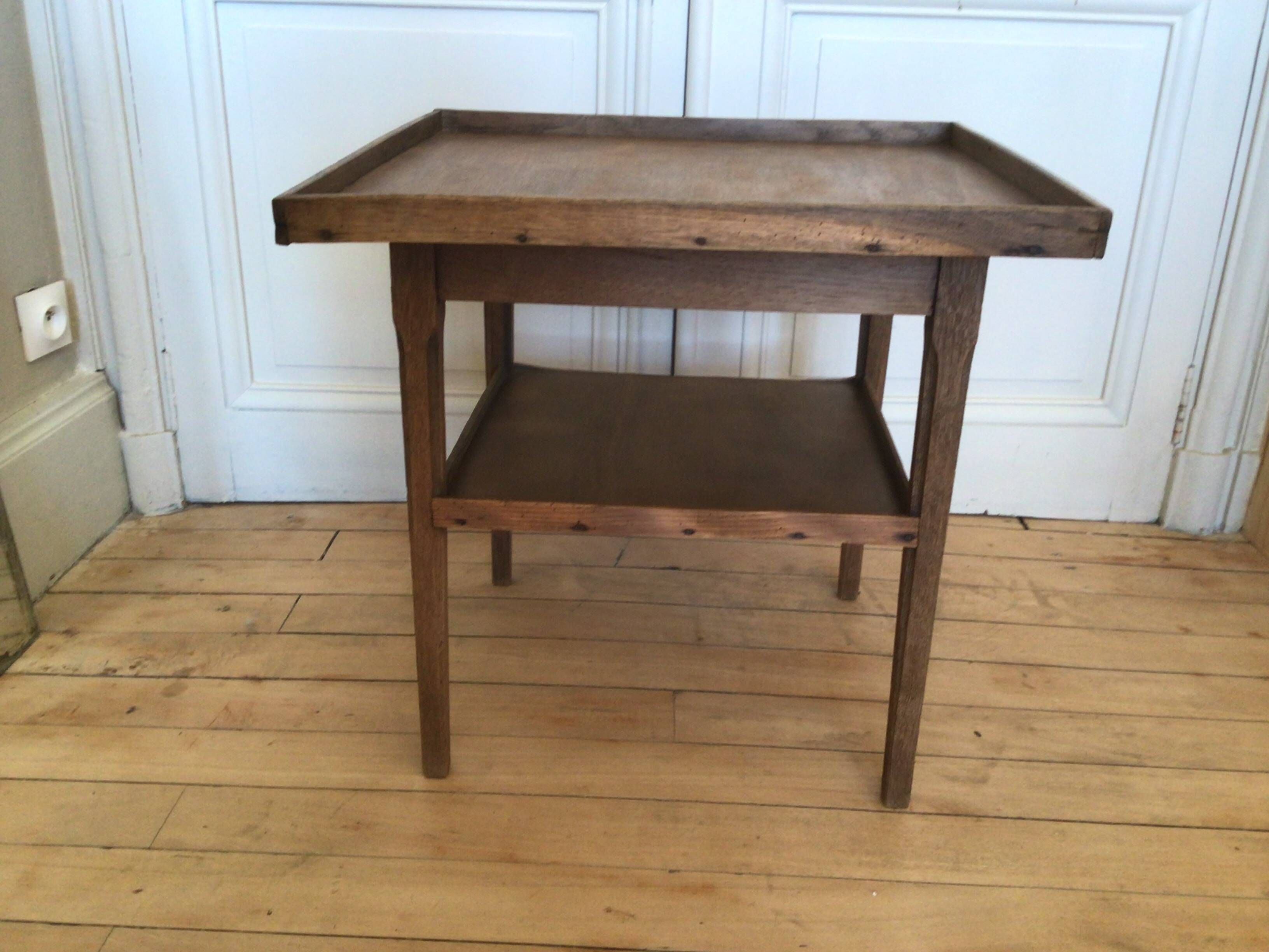 Antique coffee table with 2 tiers