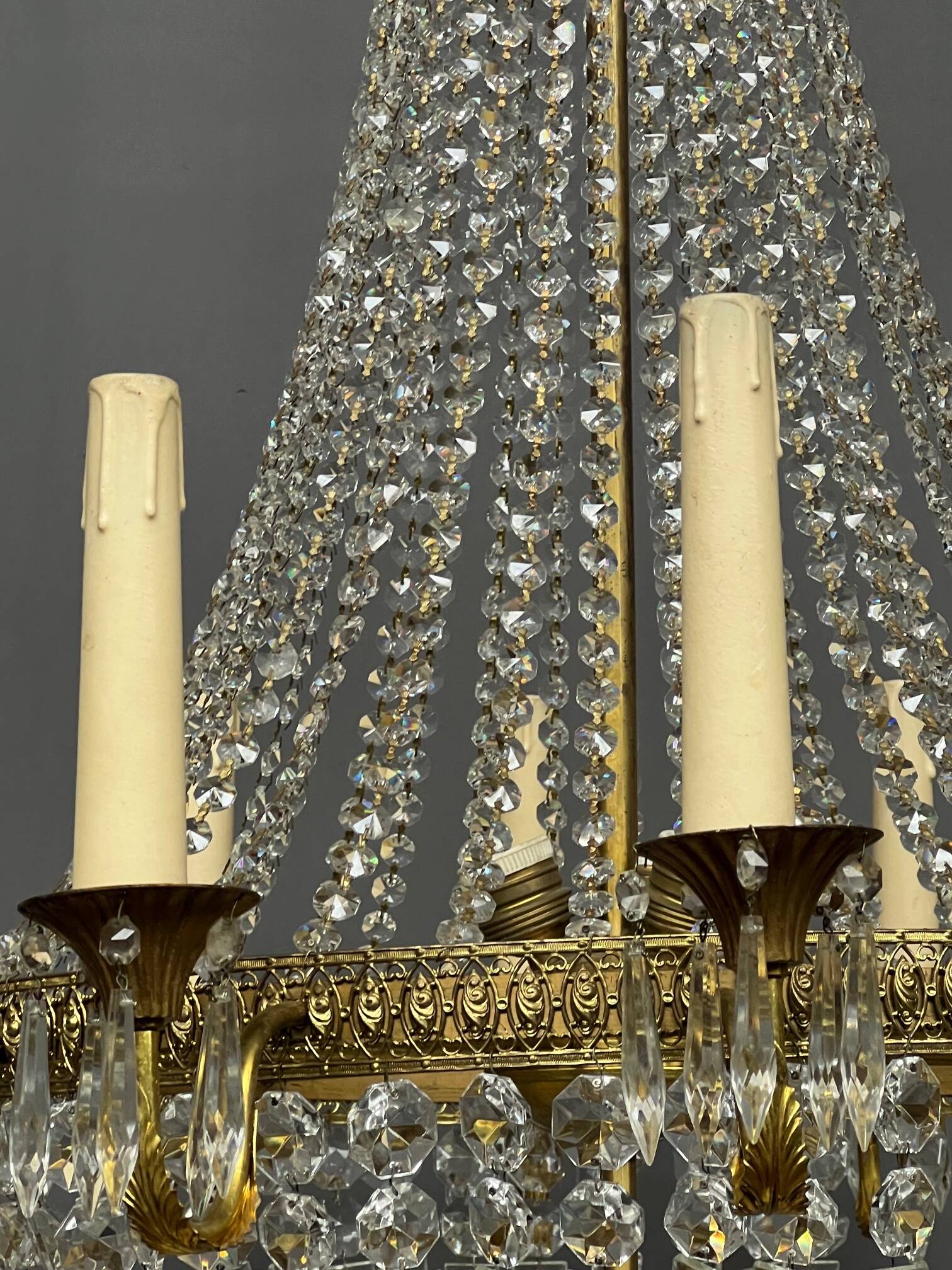 Large crystal chandelier. 17 light points.