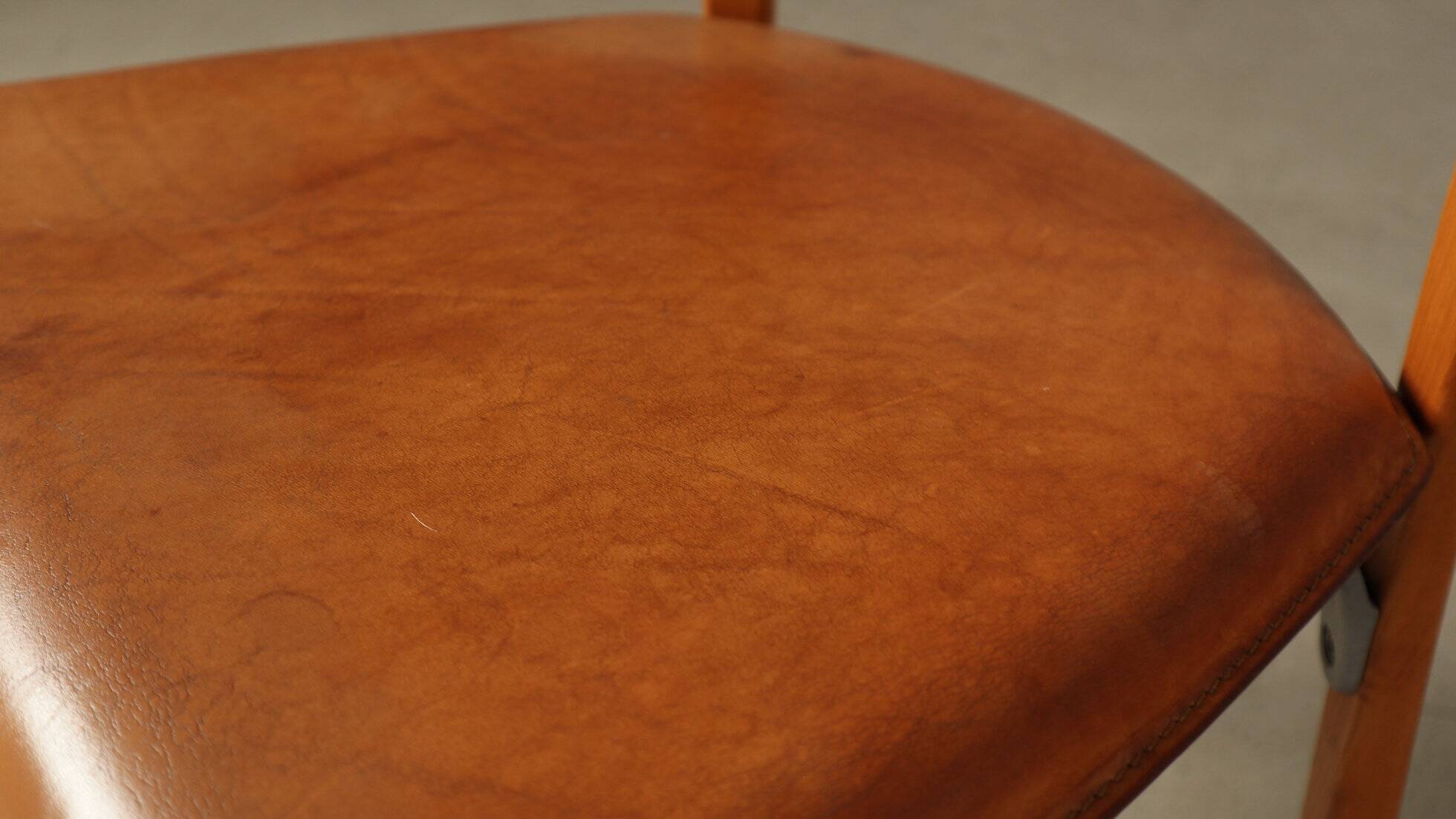 Ensemble de cinq chaises de salle à manger italiennes en cuir cognac, années 1990.