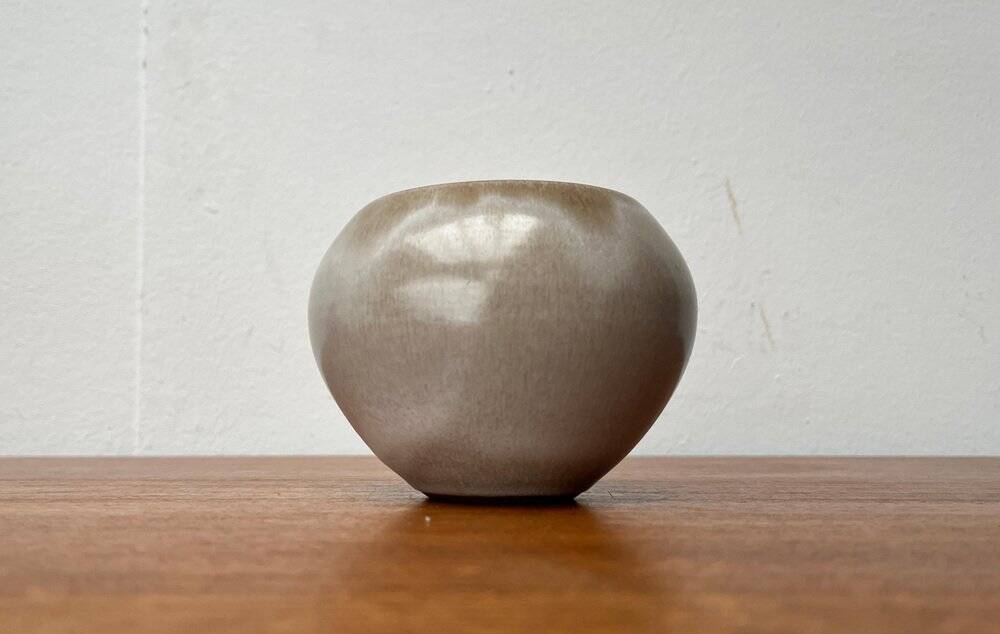 Mid-century German minimalist studio pottery vase by Hildegard and Peter Delius for Hamelner Kunsttöpferei, 1960s.