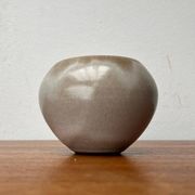 Mid-century German minimalist studio pottery vase by Hildegard and Peter Delius for Hamelner Kunsttöpferei, 1960s.