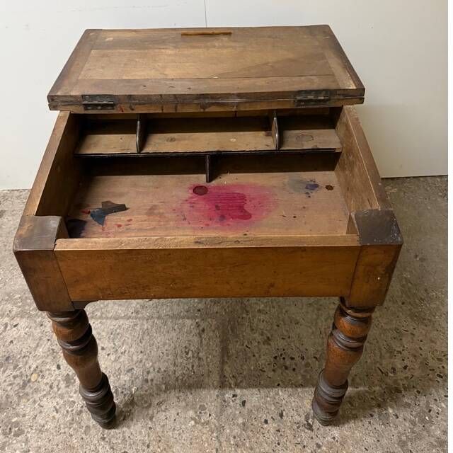 Sloped desk in walnut