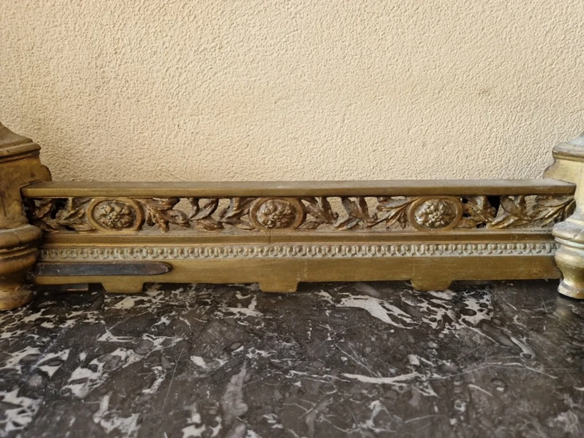 Devant de foyer, barre de cheminée, garde feu en bronze doré Louis XVI