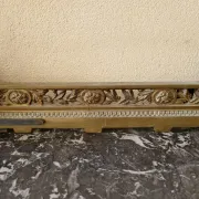 Devant de foyer, barre de cheminée, garde feu en bronze doré Louis XVI