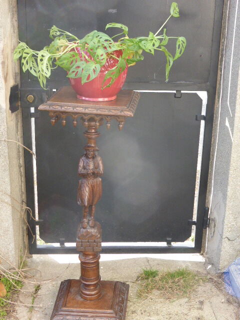 Wooden saddle with statuette, Breton figure, ancient and chiseled, Henri II style