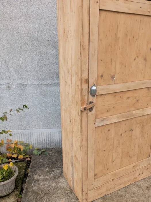 Armoire, bonnetière en bois naturel
