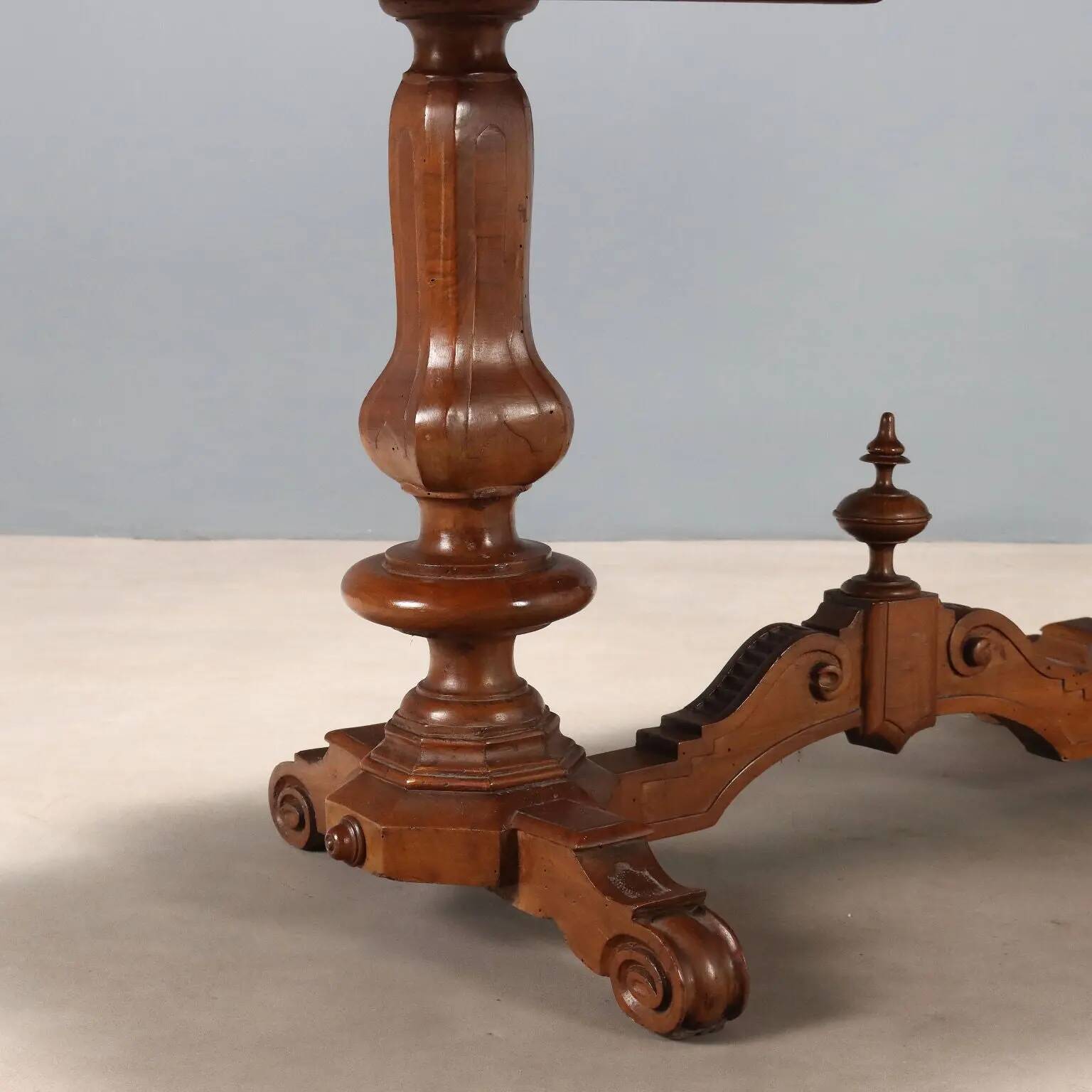 Small antique Umbertino table in walnut, Italy, 19th century.