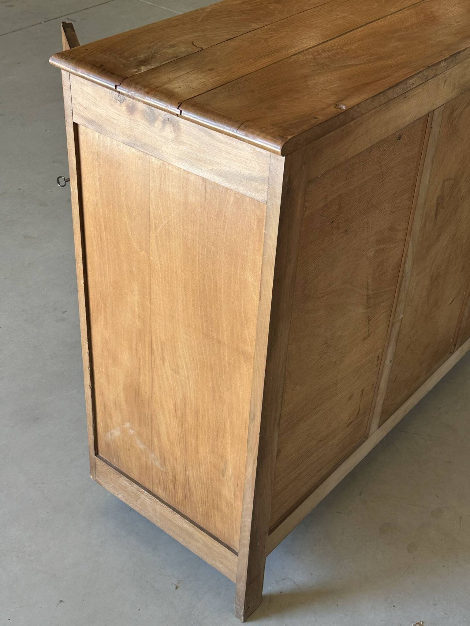 Art Deco buffet from the 1930s in light wood.