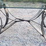 Table basse des années 70 en fer forgé plateau en verre bec de corbin