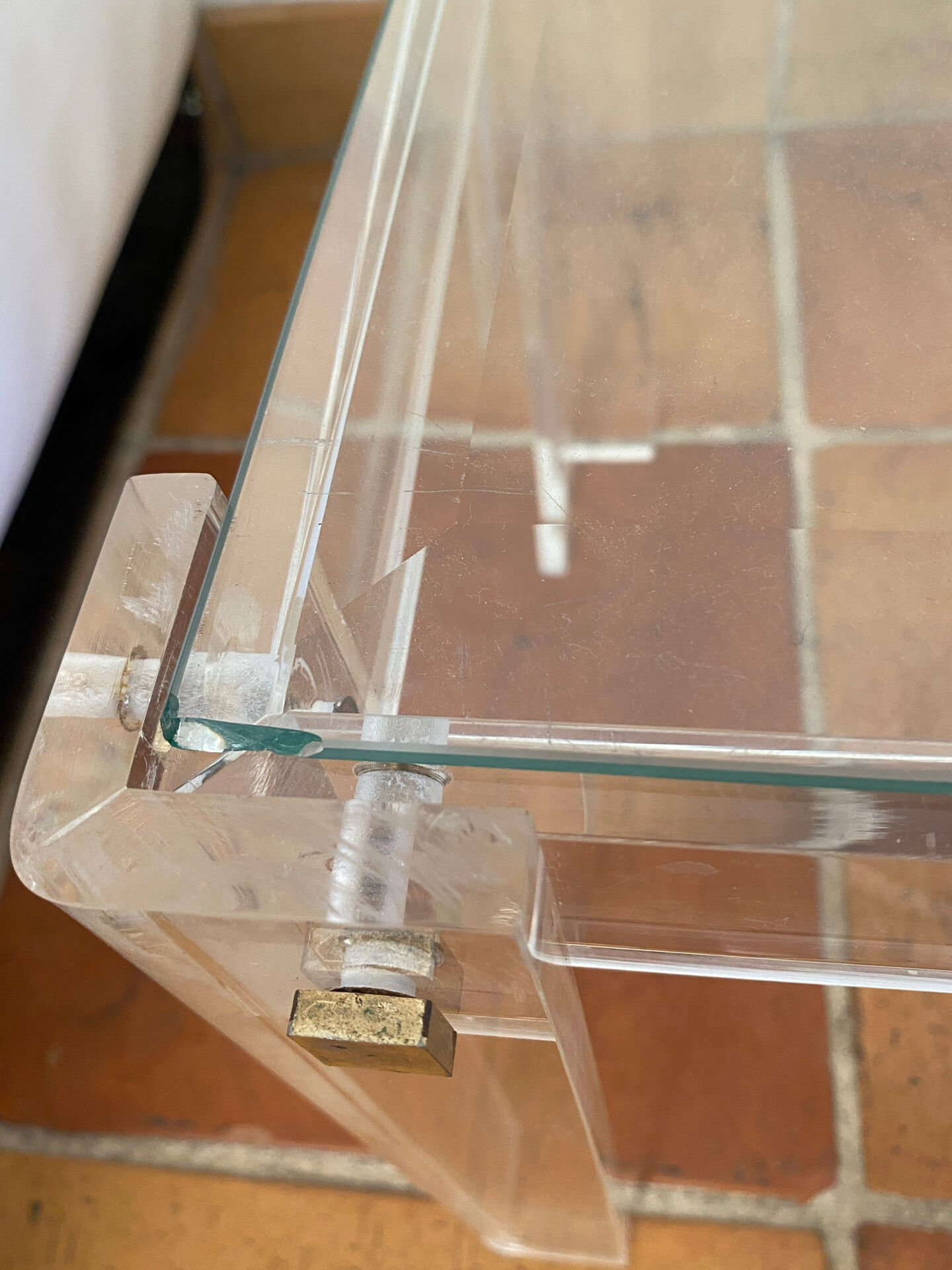 Coffee table, side table in plexiglass with a glass top.