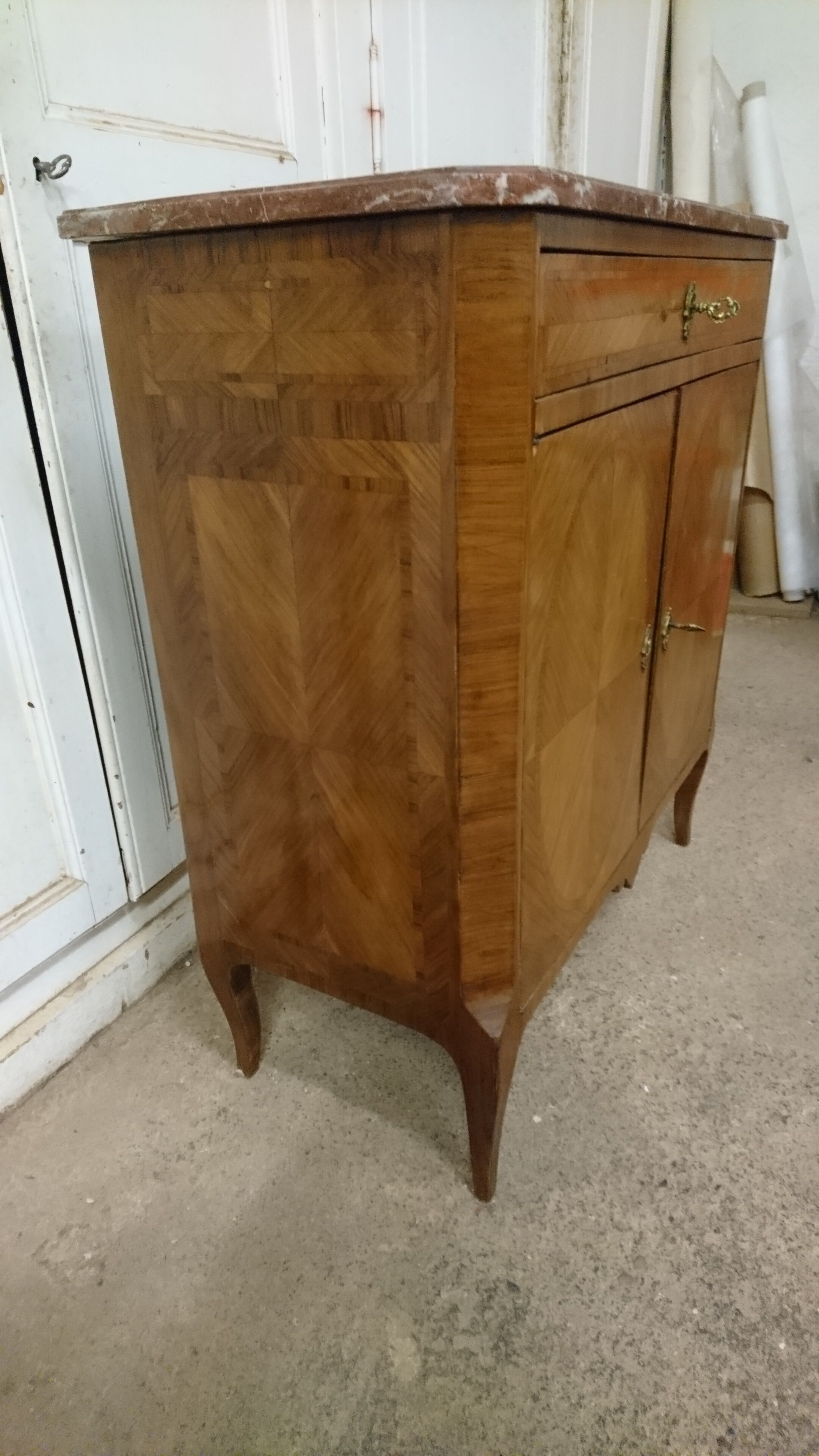 Commodity in rosewood veneer