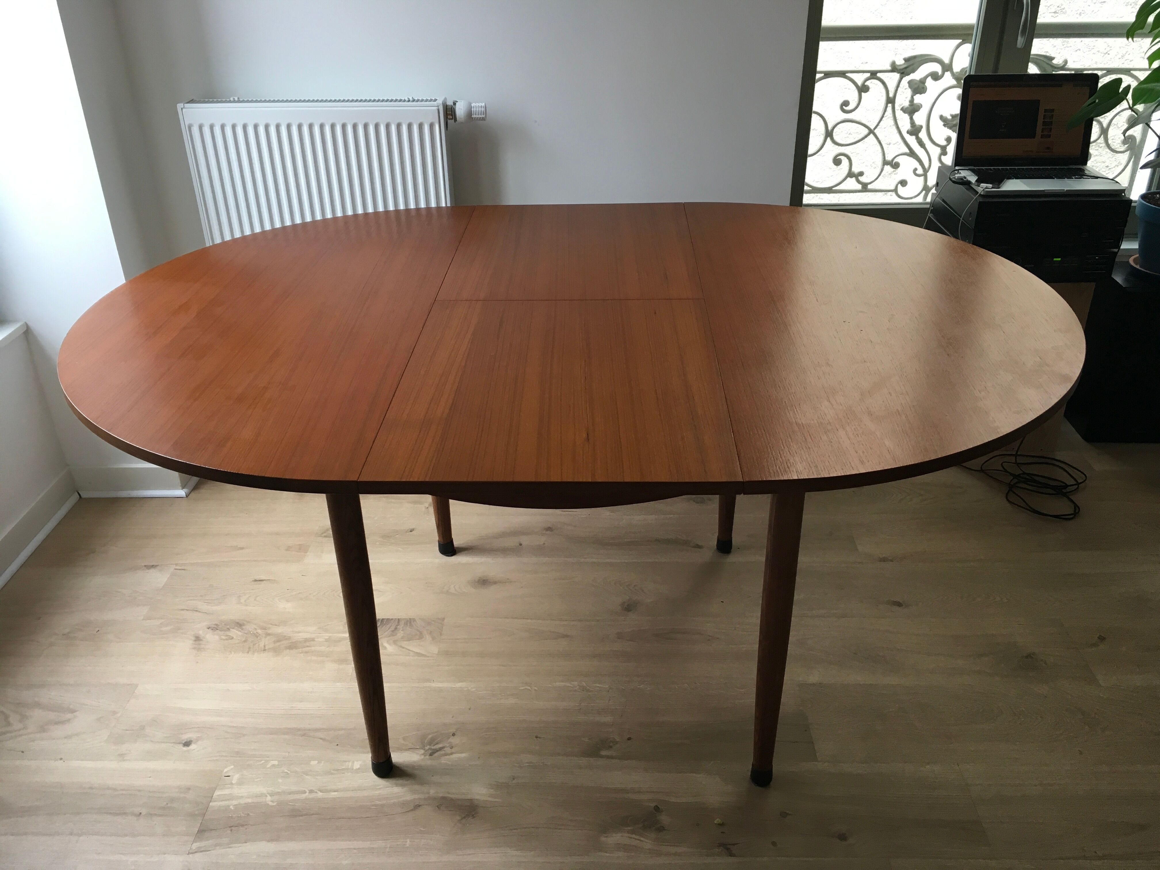 Extended round table in teak 60s