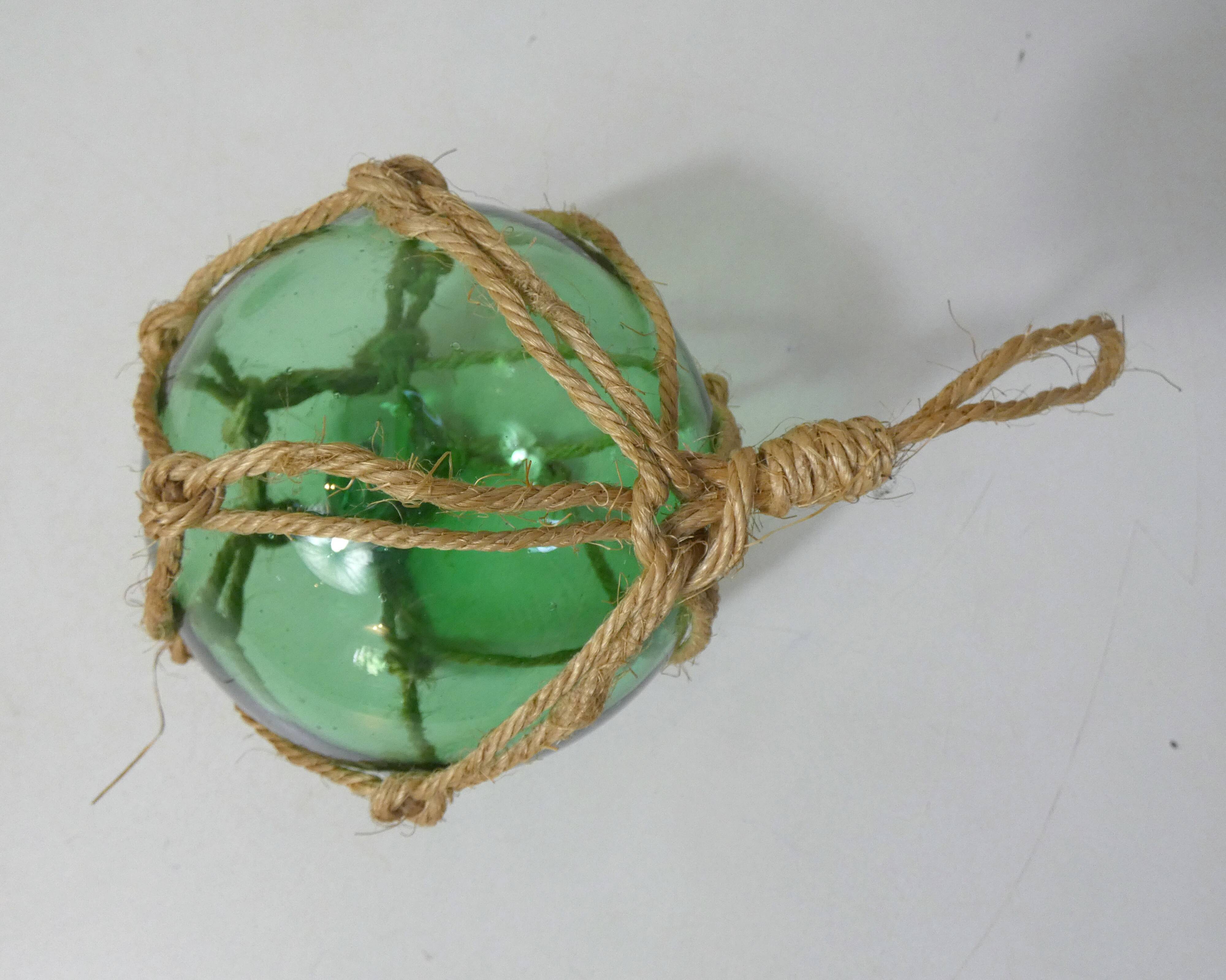 Boule, flotteur vintage en verre vert clair