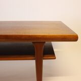 Table basse avec étagère en teck de conception danoise des années 1960.