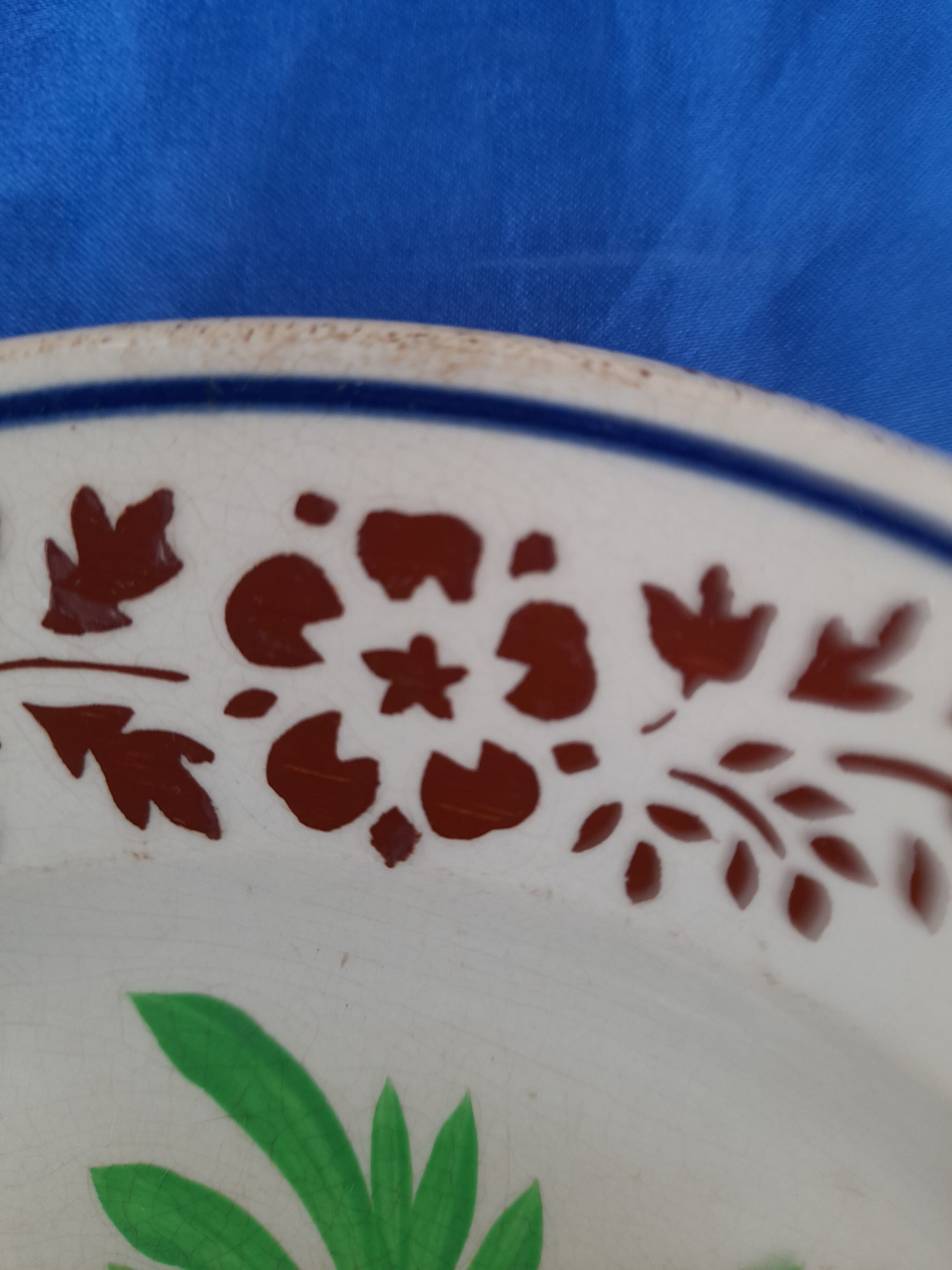Opaque porcelain plate of Sarreguemines pattern vase of flowers diam 22 cm