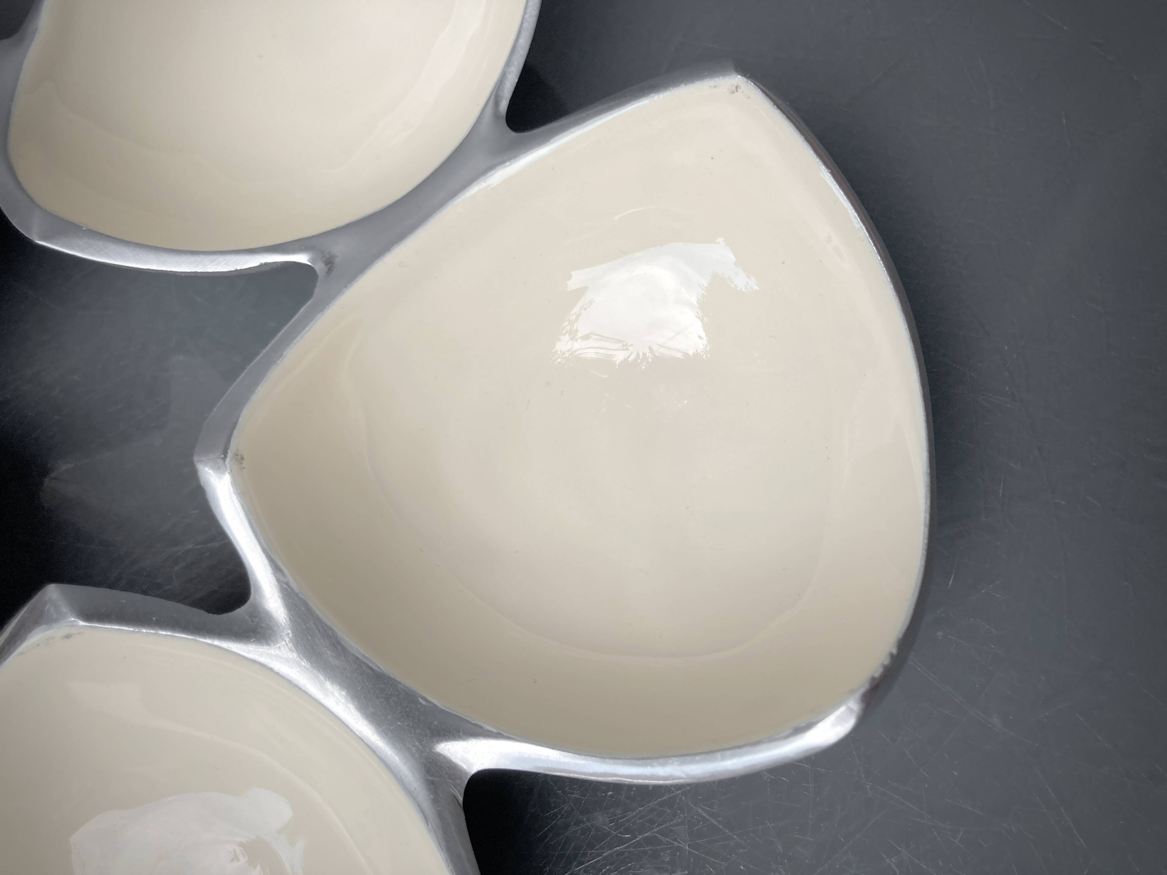 Ensemble de plats compartimentés en Inox Massif et émail écru