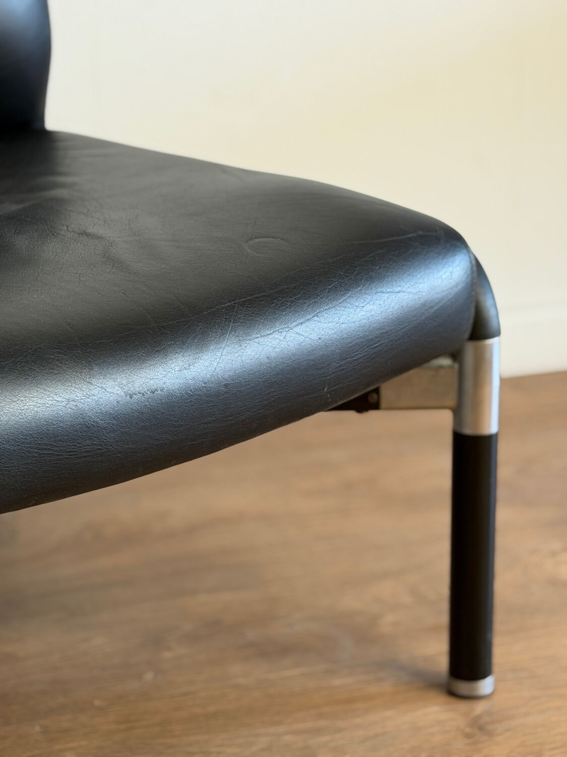 Vintage 2-seater banquette in black faux leather – 1980s