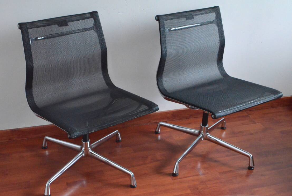 Charles & Ray Eames - Pair of EA106 chairs - VITRA