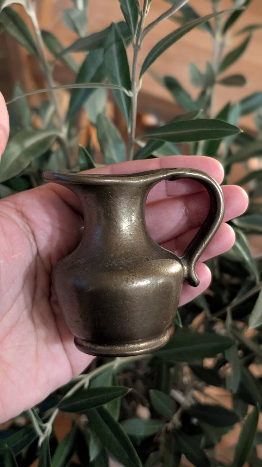 Petit pichet en bronze massif – style antique / oriental