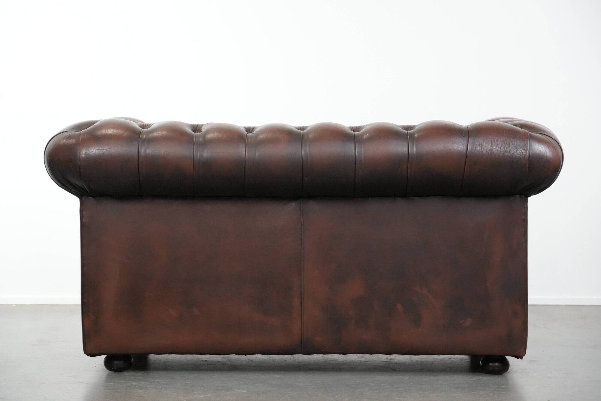 Dark brown cow leather vintage 2-seater Chesterfield sofa in English style