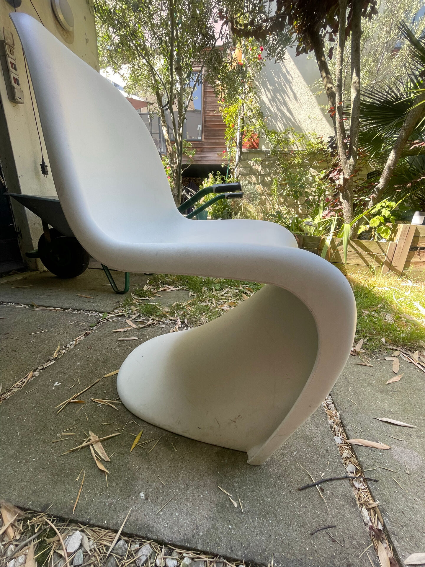 Authentic white Panton chairs by Vitra – Design by Verner Panton