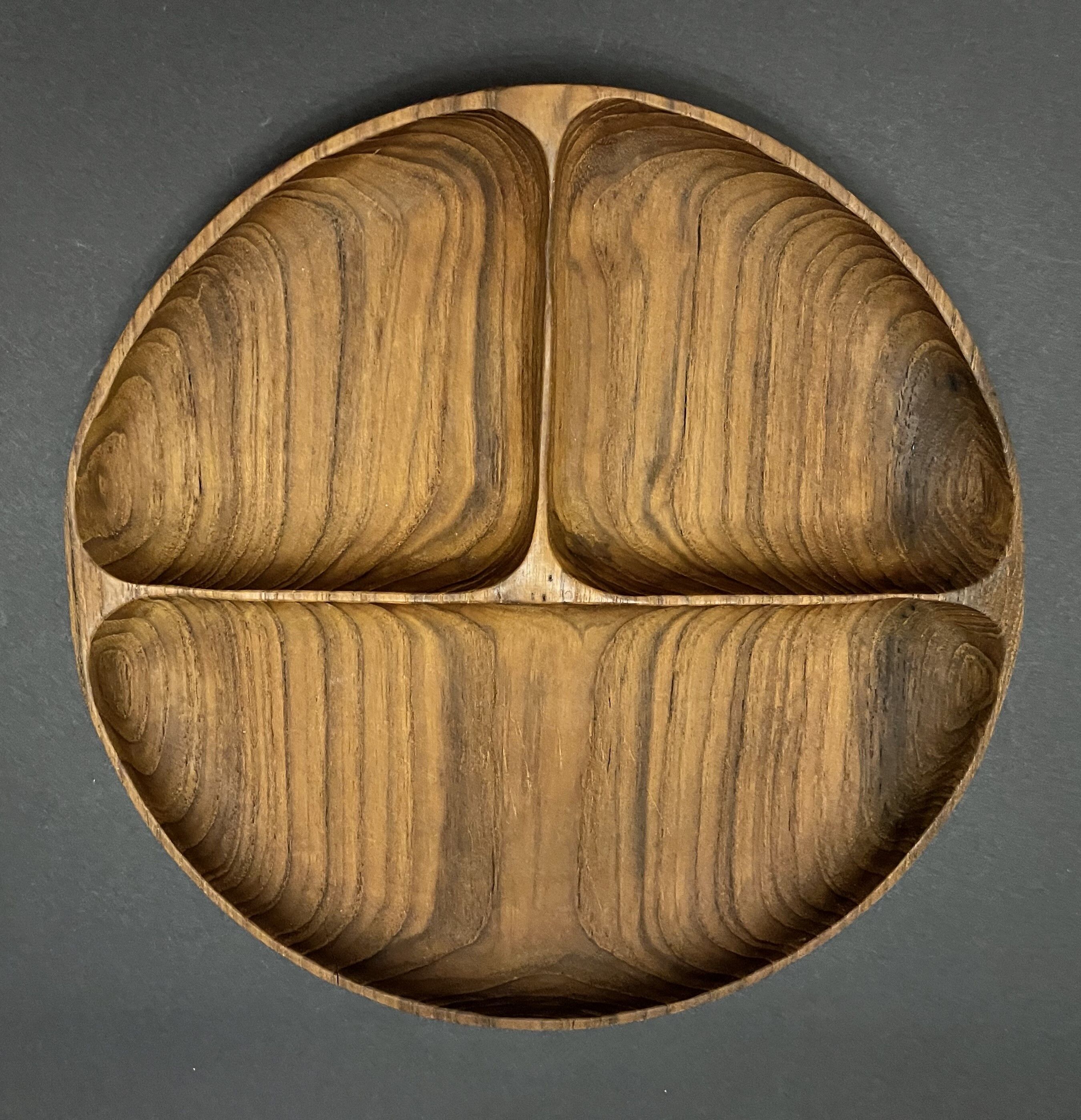 Set of six fondue plates, made of wood