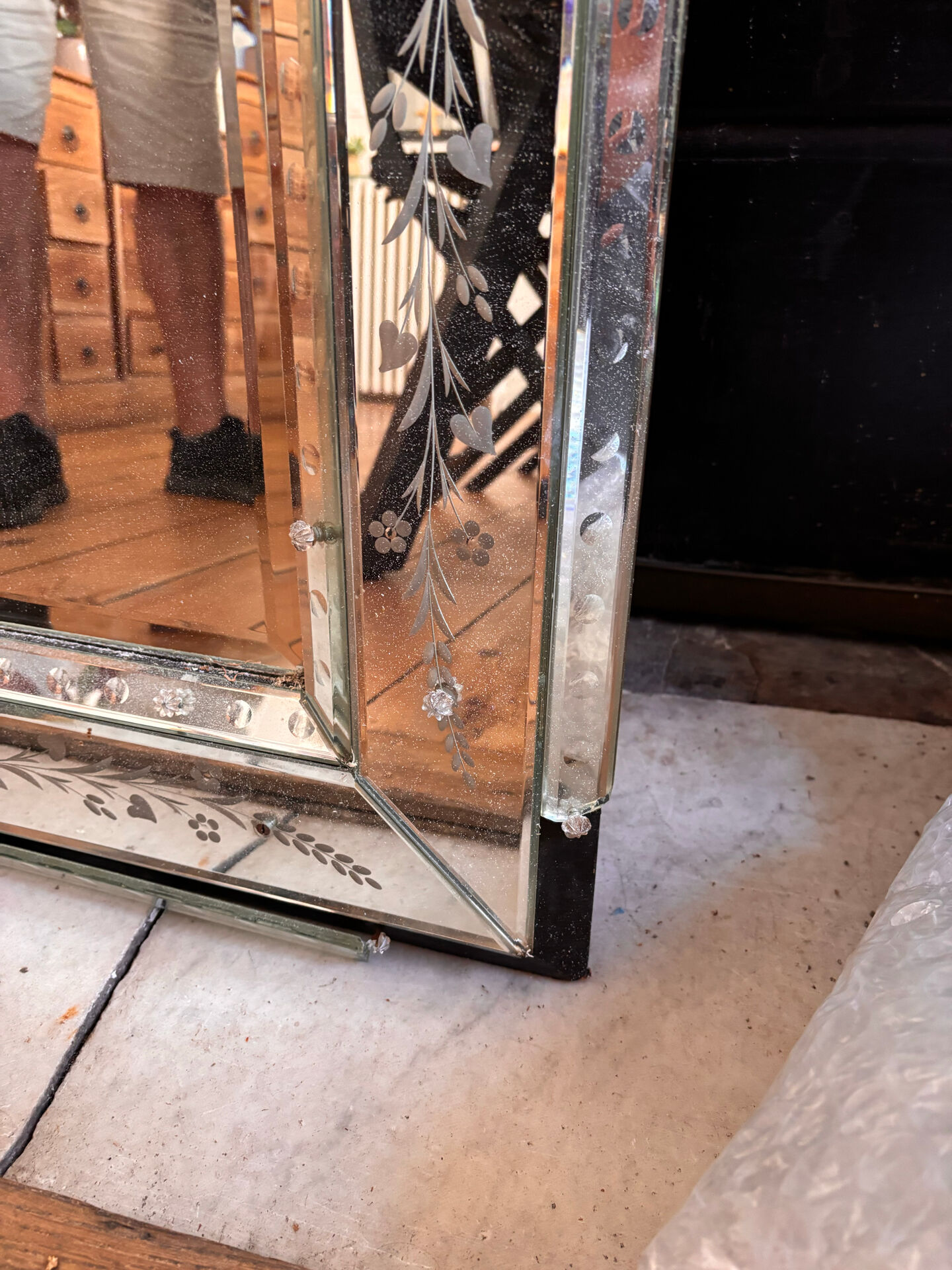 Antique Venetian mirror in engraved and bevelled glass – Floral decoration – Ita