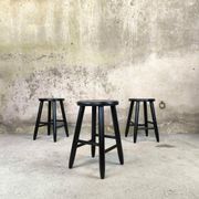 Ensemble de trois tabouret vintage en bois laqué noir.