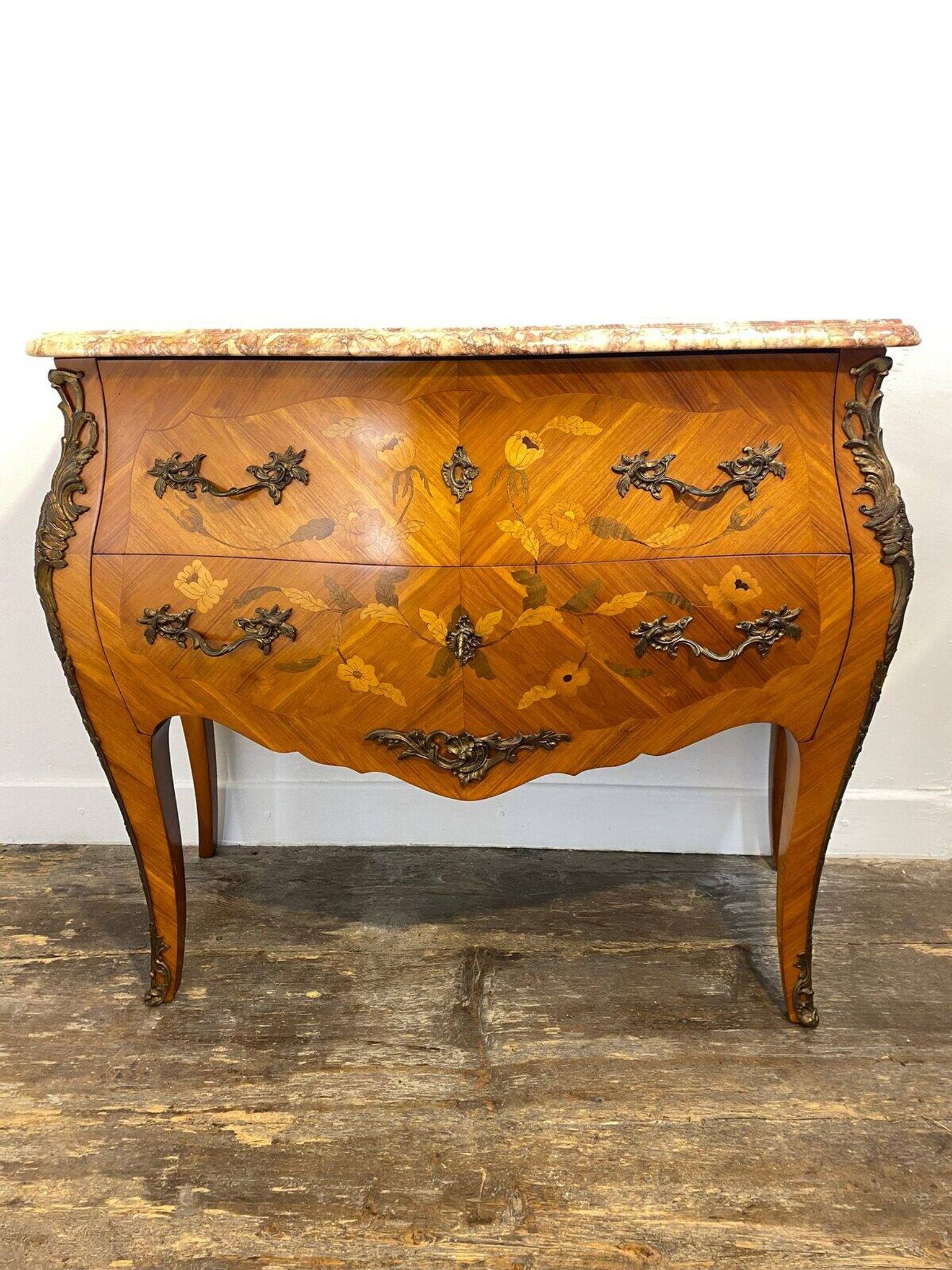 Commode Louis XV galbée, dessus de marbre, bronzes et marqueterie