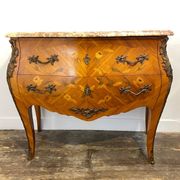 Commode Louis XV galbée, dessus de marbre, bronzes et marqueterie