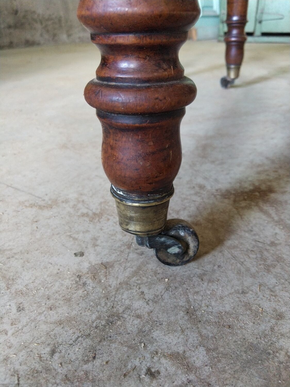 Extending table with 8 legs