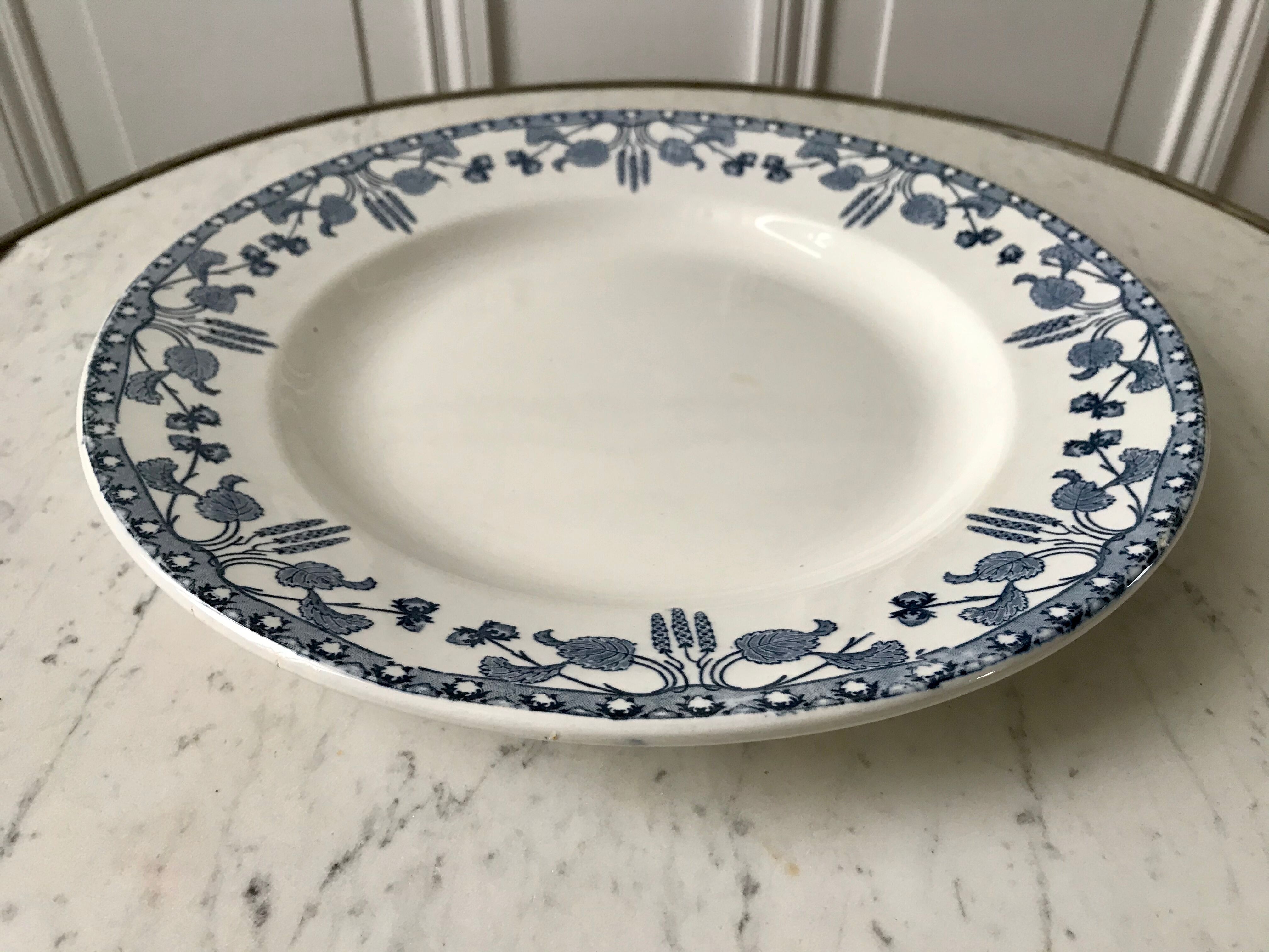 Round dish Terre de Fer U & C Sarrreguemines model "Hazelnuts" late nineteenth