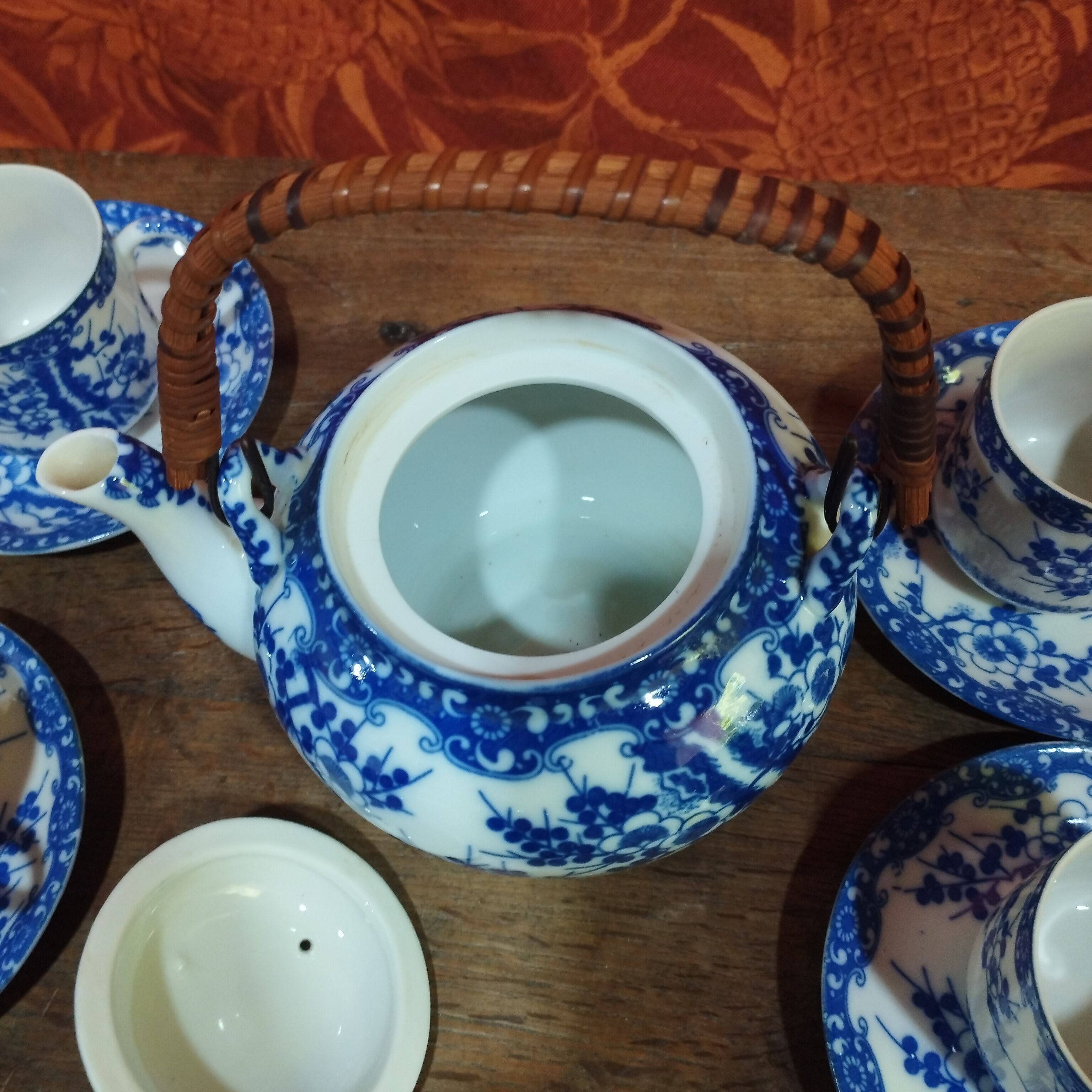 Japanese tea set consisting of 16 pieces in blue porcelain - floral motif