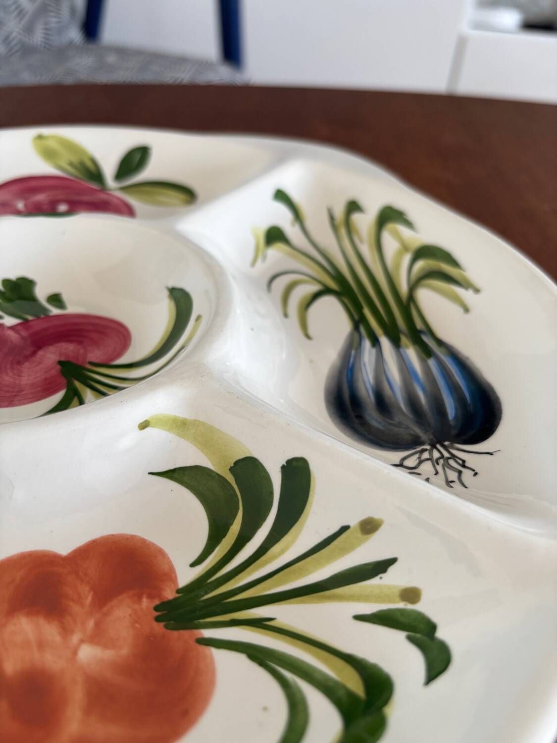 Plat apéritif compartiments légumes en barbotine majolique vintage