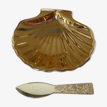 Butter maker forming scallop shell in golden porcelain in Vintage case