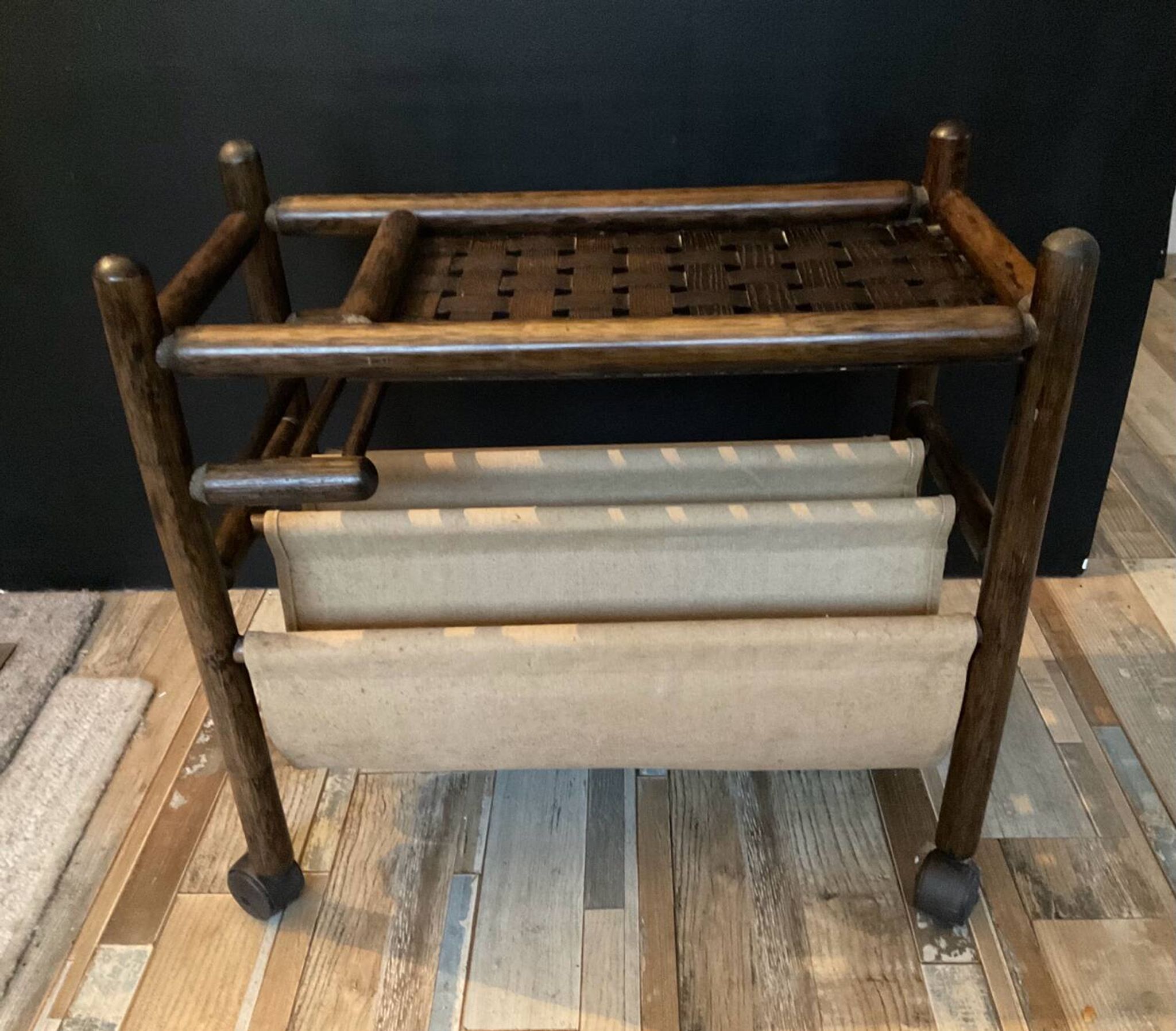 Porte revue en rotin vintage sur roulettes
