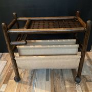 Porte revue en rotin vintage sur roulettes