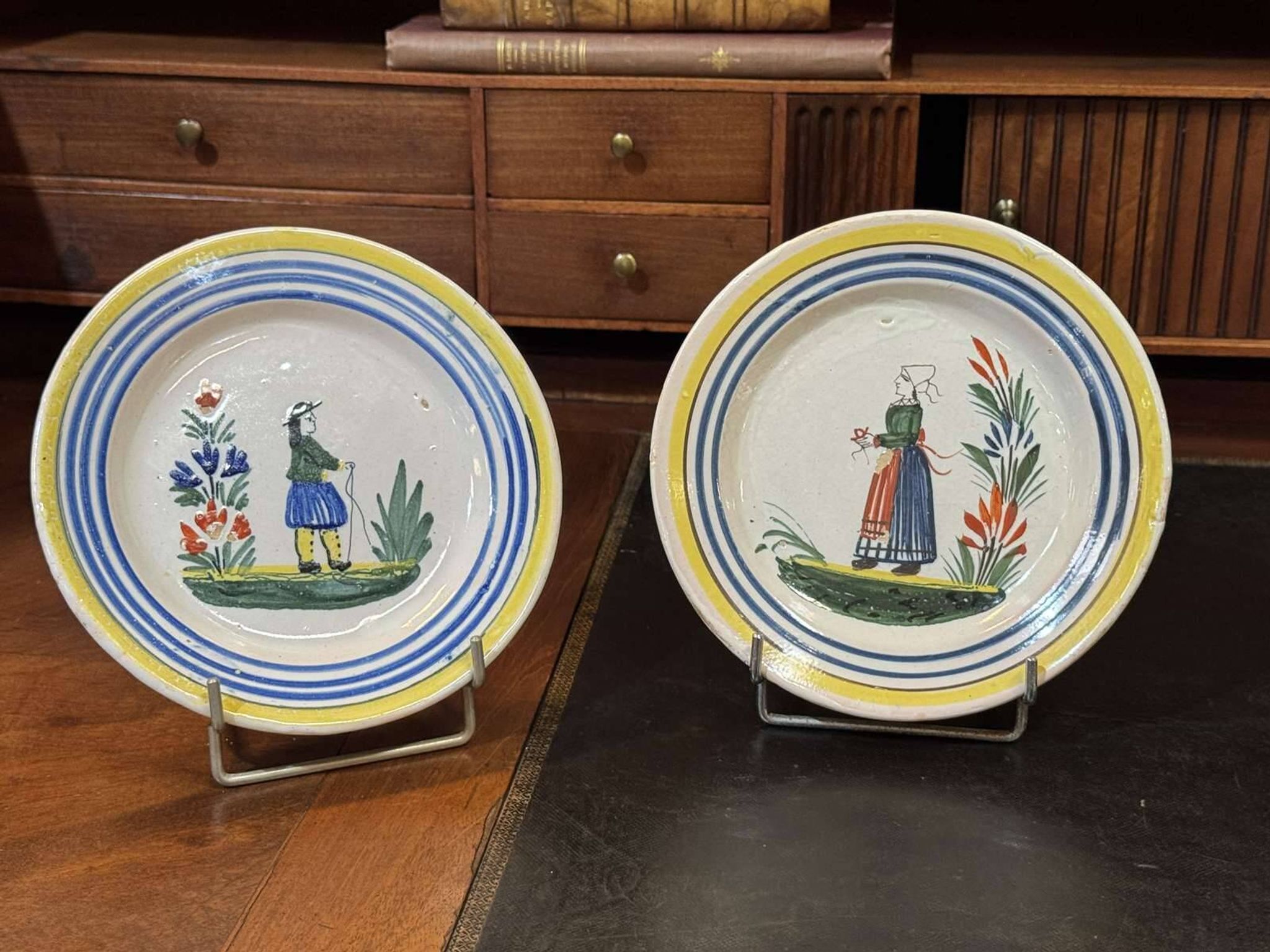 Pair of Quimper earthenware plates from the 1930s - D=17.5cm