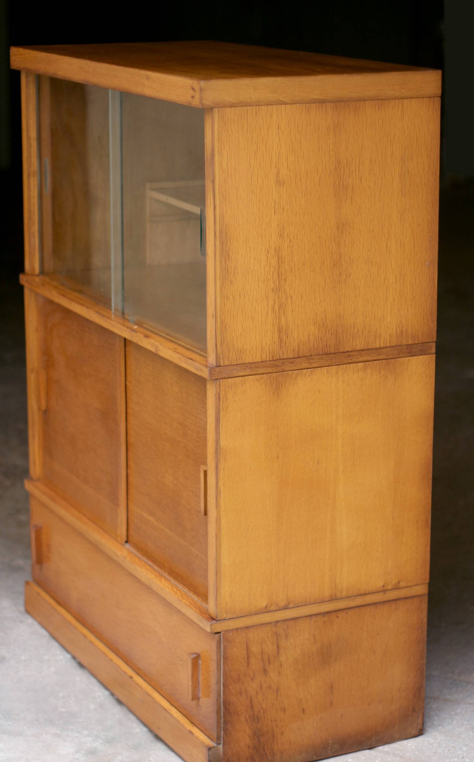 Adorable MD-type oak module from the 1950s.