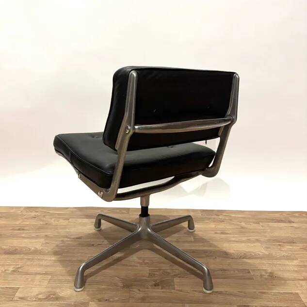 Intermediate Eames chair from the 70s in leather.
